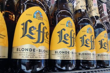 PHUKET, THAILAND - 8 Mart 2025: Leffe biraları düzgünce bir rafa dizildi.
