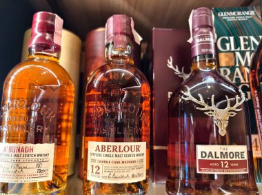 PHUKET, THAILAND - 8 Mart 2025: sayısız çeşitli alkol şişeleriyle dolu bir perakende mağazası.