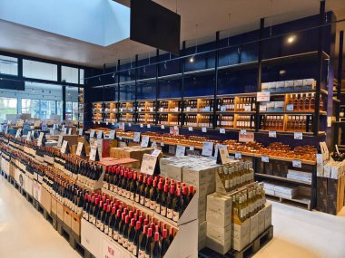 PHUKET, THAILAND - 8 Mart 2025: Çok sayıda şarap şişesi ve kutu içeren bir mağaza.