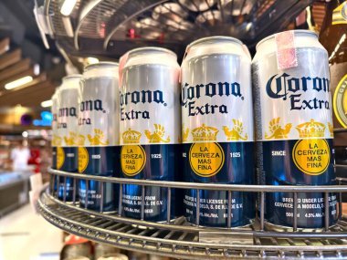 PHUKET, THAILAND - 8 Mart 2025: Corona biraları düzgünce bir rafa dizildi.