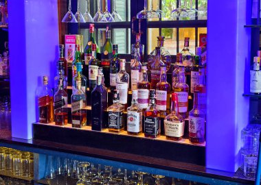 PHUKET, THAILAND - 8 Mart 2025: Bir bar rafında düzgünce düzenlenmiş bir sürü şarap şişesi.