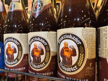 PHUKET, THAILAND - 8 Mart 2025: Franziskaner biraları düzgünce bir rafa dizildi.