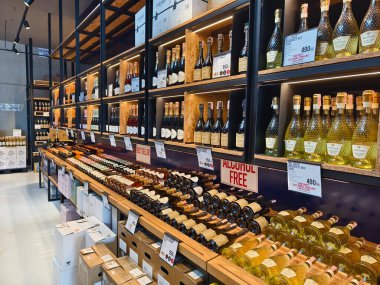 PHUKET, THAILAND - 8 Mart 2025: Çok sayıda şarap şişesi ve kutu içeren bir mağaza.