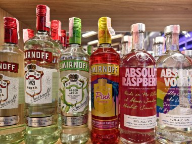 PHUKET, THAILAND - 8 Mart 2025: Bir süpermarkette rafta duran votka şişeleri.