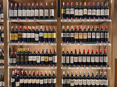PHUKET, THAILAND - 8 Mart 2025: Çeşitli şarap şişeleriyle dolu bir perakende mağazası.