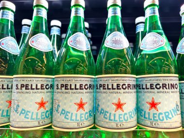 PHUKET, THAILAND - 8 Mart 2025: şişe S.Pellegrino maden suyu düzgünce bir rafa dizilmiştir.