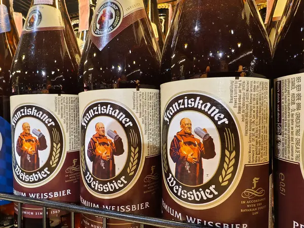 PHUKET, THAILAND - 8 Mart 2025: Franziskaner biraları düzgünce bir rafa dizildi.
