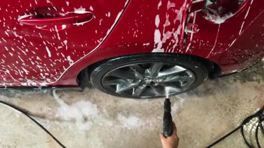Lüks köpük spreyli kaliteli araba yıkama ve kusursuz bir son için yüksek basınçlı teknikler.