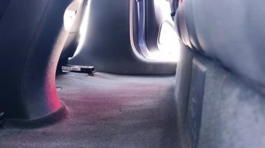 Profesyonel araba içi süpürme servisi tertemiz temizlik sonuçlarını garanti ediyor..