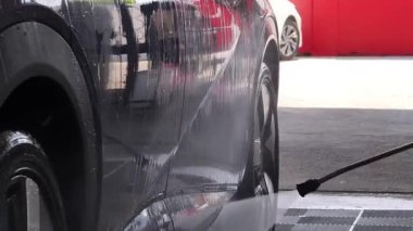 Lüks köpük spreyli kaliteli araba yıkama ve kusursuz bir son için yüksek basınçlı teknikler.