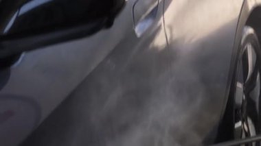 Lüks köpük spreyli kaliteli araba yıkama ve kusursuz bir son için yüksek basınçlı teknikler.