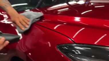 Çarpıcı ve parlak bir son için kusursuz teknikler kullanan araba detaylandırması.