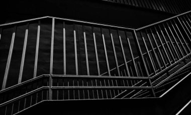 Büyük siyah bir duvara tırmanan bir merdiven seti.