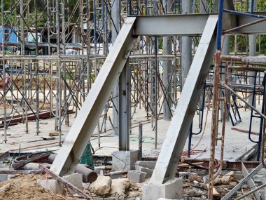 Büyük ve etkileyici bir modern bina yapım aşamasında.