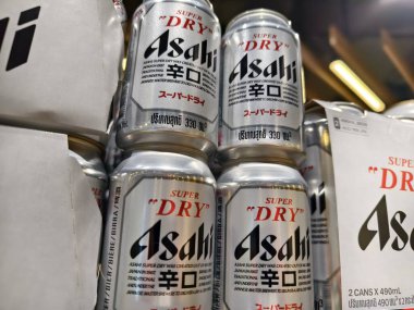 PHUKET, THAILAND - 8 Mart 2025: Bir rafta düzgünce dizilmiş Asahi biraları.
