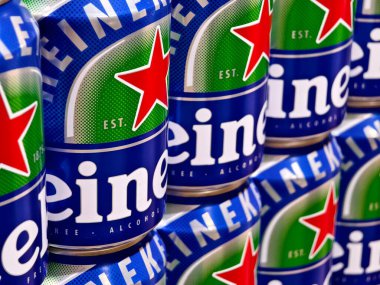 PHUKET, THAILAND - 8 Mart 2025: Bir rafa dizilmiş Heineken biraları.