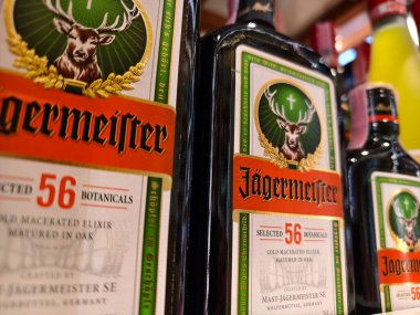PHUKET, THAILAND - 8 Mart 2025: Bir süpermarkette rafta duran bir şişe Liqueur Jagermeister.
