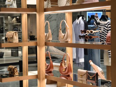 KUALA LUMPUR, MALAYSIA - 28 AĞUSTOS 2024: Büyük alışveriş merkezindeki Celine marka perakende mağazası.