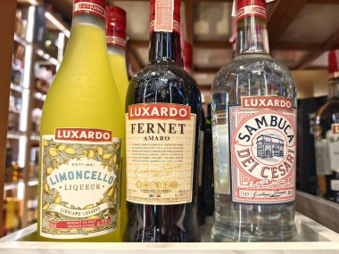 PHUKET, THAILAND - 8 Mart 2025: Bir süpermarkette rafta Sambuca şişeleri.