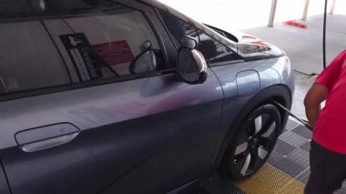 Lüks köpük spreyli kaliteli araba yıkama ve kusursuz bir son için yüksek basınçlı teknikler.