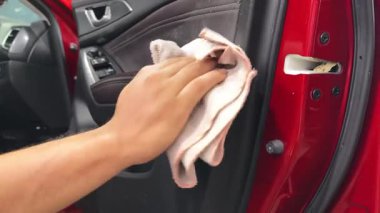 Çarpıcı ve parlak bir son için kusursuz teknikler kullanan araba detaylandırması.