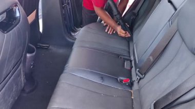 Profesyonel araba içi süpürme servisi tertemiz temizlik sonuçlarını garanti ediyor..