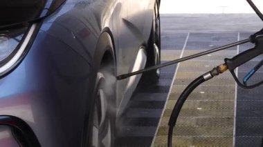 Lüks köpük spreyli kaliteli araba yıkama ve kusursuz bir son için yüksek basınçlı teknikler.