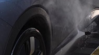 Lüks köpük spreyli kaliteli araba yıkama ve kusursuz bir son için yüksek basınçlı teknikler.