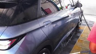 Lüks köpük spreyli kaliteli araba yıkama ve kusursuz bir son için yüksek basınçlı teknikler.