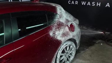 Lüks köpük spreyli kaliteli araba yıkama ve kusursuz bir son için yüksek basınçlı teknikler.