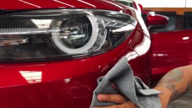 Çarpıcı ve parlak bir son için kusursuz teknikler kullanan araba detaylandırması.