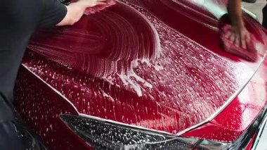 Lüks köpük spreyli kaliteli araba yıkama ve kusursuz bir son için yüksek basınçlı teknikler.