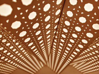 Tasarım, üzerinde sayısız beyaz nokta bulunan bir arkaplan içeriyor..