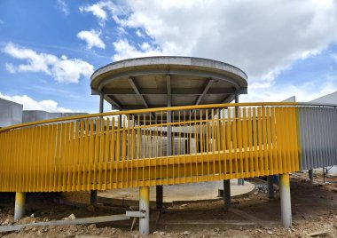 Büyük ve etkileyici bir modern bina yapım aşamasında.