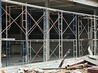 Büyük ve etkileyici bir modern bina yapım aşamasında.