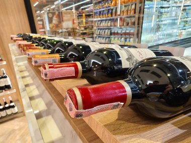 PHUKET, THAILAND - 8 Mart 2025: Çeşitli şarap şişeleriyle dolu bir perakende mağazası.