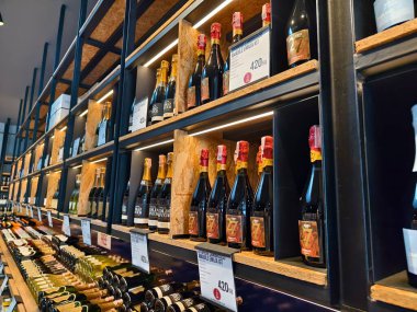 PHUKET, THAILAND - 8 Mart 2025: Çok sayıda şarap şişesi ve kutu içeren bir mağaza.