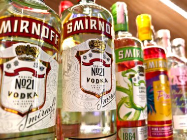 PHUKET, THAILAND - 8 Mart 2025: Bir süpermarkette rafta duran votka şişeleri.