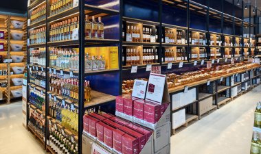 PHUKET, THAILAND - 8 Mart 2025: Çok sayıda şarap şişesi ve kutu içeren bir mağaza.