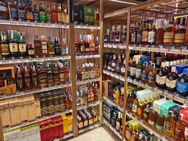 PHUKET, THAILAND - 8 Mart 2025: sayısız çeşitli alkol şişeleriyle dolu bir perakende mağazası.