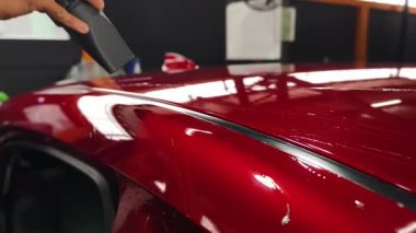 Çarpıcı ve parlak bir son için kusursuz teknikler kullanan araba detaylandırması.