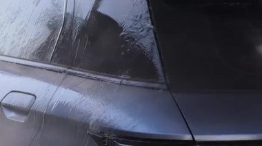 Lüks köpük spreyli kaliteli araba yıkama ve kusursuz bir son için yüksek basınçlı teknikler.