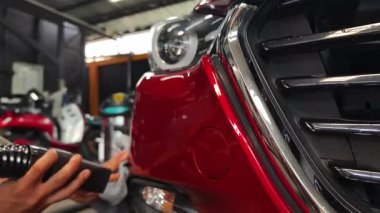 Çarpıcı ve parlak bir son için kusursuz teknikler kullanan araba detaylandırması.