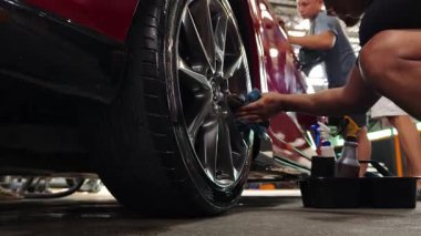 Profesyonel atölye ortamında sunulan uzman araba tekerleği temizleme hizmetleri.