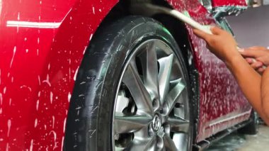 Lüks köpük spreyli kaliteli araba yıkama ve kusursuz bir son için yüksek basınçlı teknikler.