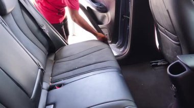 Profesyonel araba içi süpürme servisi tertemiz temizlik sonuçlarını garanti ediyor..