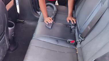 Profesyonel araba içi süpürme servisi tertemiz temizlik sonuçlarını garanti ediyor..