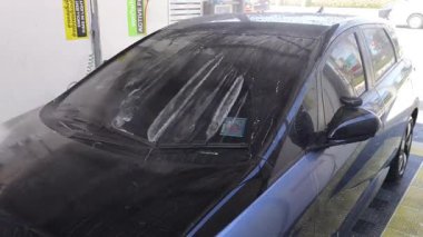 Lüks köpük spreyli kaliteli araba yıkama ve kusursuz bir son için yüksek basınçlı teknikler.