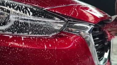Lüks köpük spreyli kaliteli araba yıkama ve kusursuz bir son için yüksek basınçlı teknikler.