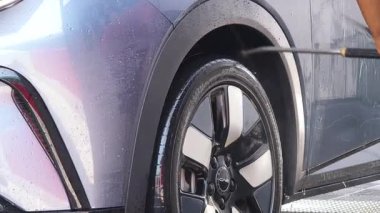 Lüks köpük spreyli kaliteli araba yıkama ve kusursuz bir son için yüksek basınçlı teknikler.